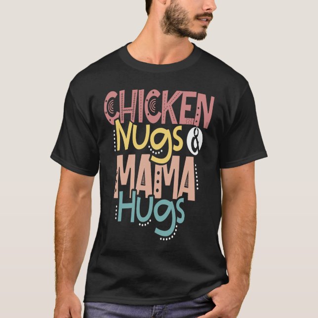 Camiseta Nugs de pollo y mamá abrazan a niño (Anverso)