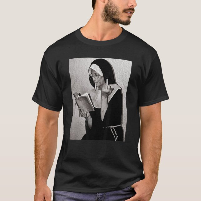 Camiseta Nun Middle Finger Atinger Nun UnHoly (Anverso)