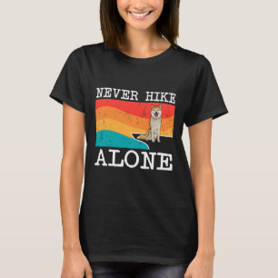 Camiseta Nunca camines solo Akita gráfico para caminar 