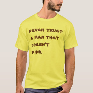 Camiseta Nunca confíe en a un hombre que no beba. Camiset
