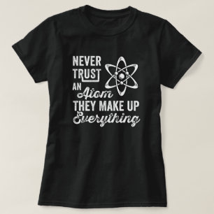 Camiseta Nunca Confies En Un Átomo, Lo Hacen Todo