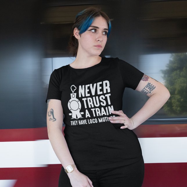 Camiseta Nunca confíes en un tren (Never Trust A Train They Have Loco Motives)