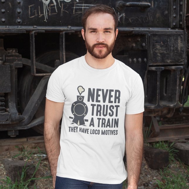 Camiseta Nunca confíes en un tren (Never Trust A Train They Have Loco Motives)