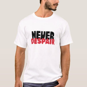 Camiseta Nunca Desesperes – Tipografía Gótica Oscura