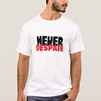 Camiseta Nunca Desesperes – Tipografía Gótica Oscura