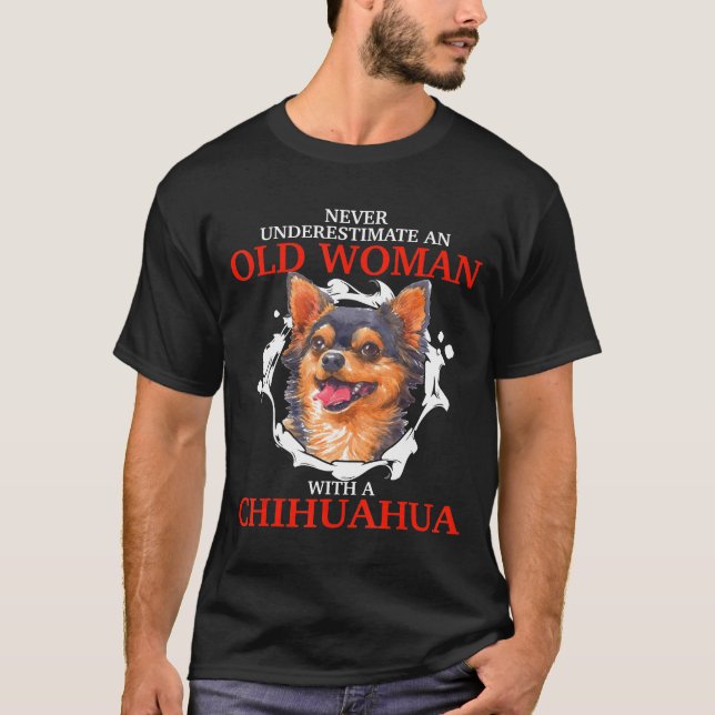 Camiseta Nunca Entristece A Un Viejo Con Un Chihuahua (Anverso)