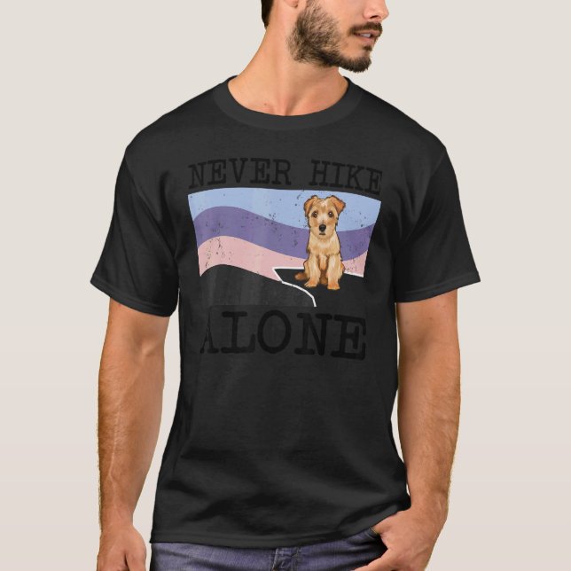 Camiseta Nunca hacer senderismo solo en Norfolk Terrier (Anverso)