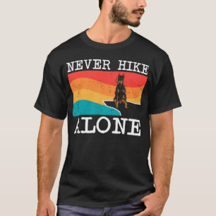 Camiseta Nunca Hikes Solo Doberman Pinscher Gráfico Senderi