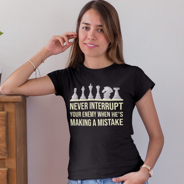 Camiseta Nunca Interrumpas A Tu Enemigo Haciendo Un Ajedrez (Subido por el creador)