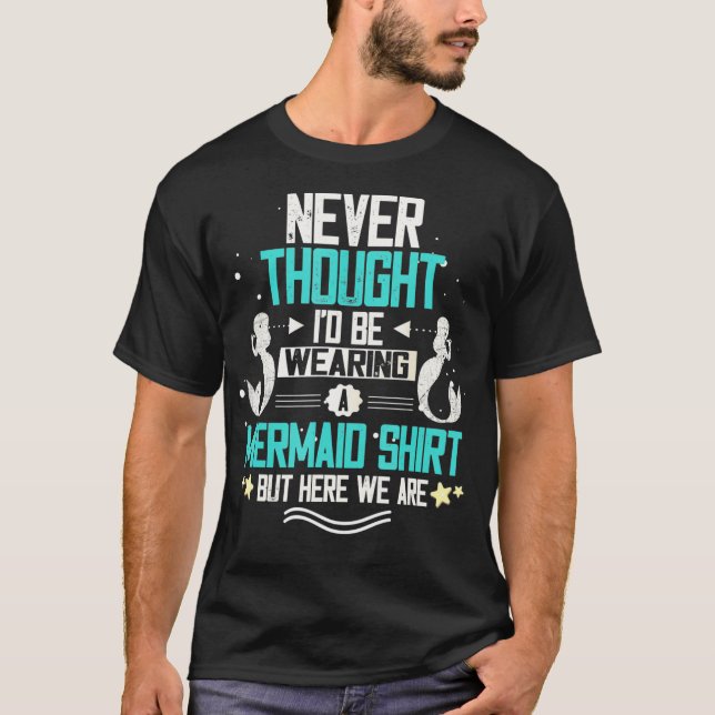Camiseta Nunca Pensé Que Llevaría Una Sirenita Pero Aquí (Anverso)