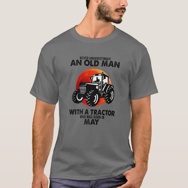 Camiseta Nunca Subestimar A Un Viejo Con Tractor (Anverso)