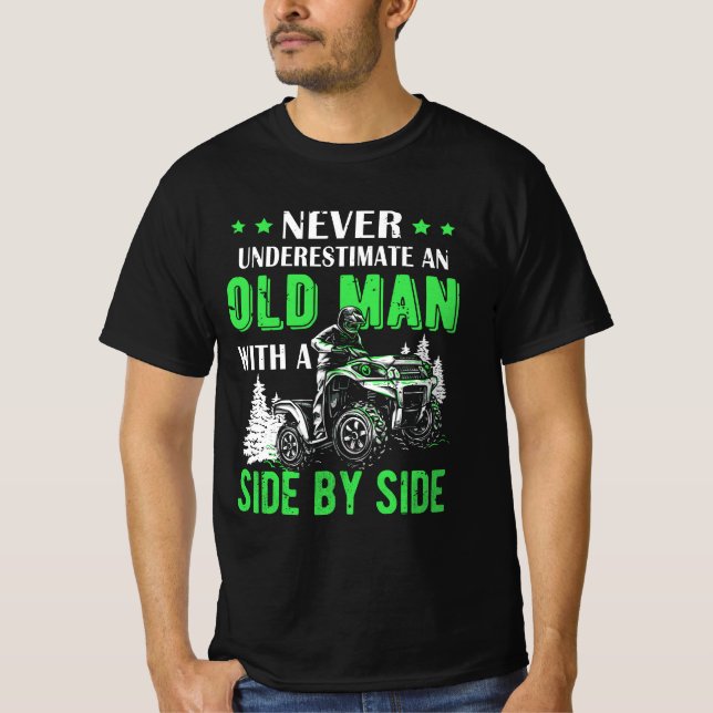 Camiseta Nunca Subestimar A Un Viejo Hombre Fuera De La Utv (Anverso)