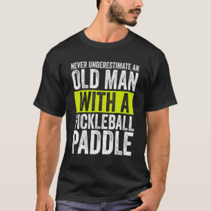 Camiseta Nunca subestimar y al anciano con un dedo de remo