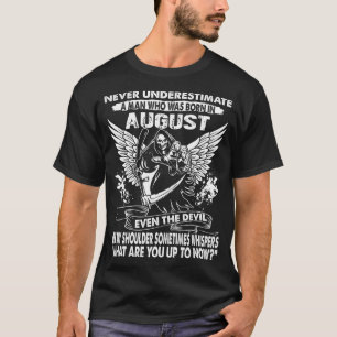 Camiseta Nunca subestime a un hombre que nació en agosto