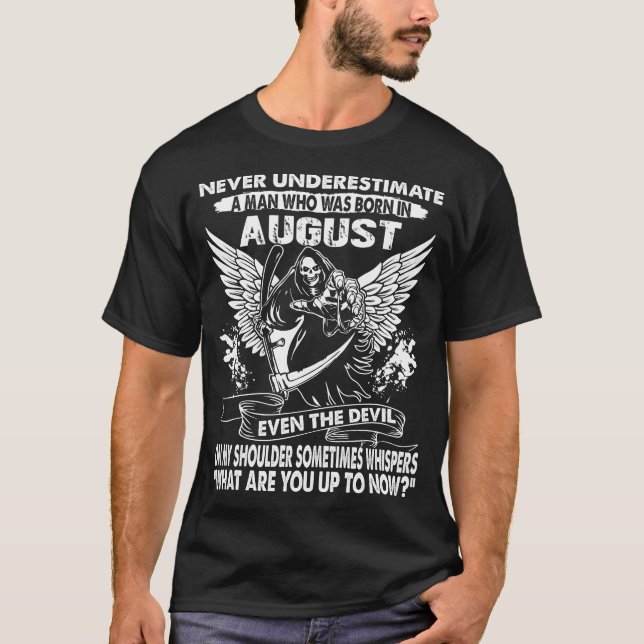Camiseta Nunca subestime a un hombre que nació en agosto (Anverso)