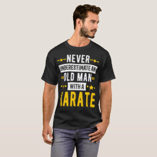 Camiseta Nunca subestime a un viejo hombre con un karate