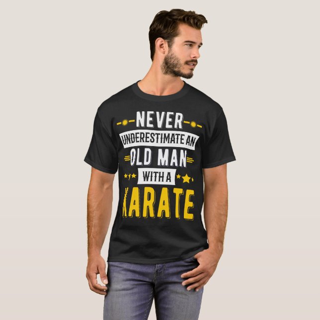Camiseta Nunca subestime a un viejo hombre con un karate (Anverso completo)