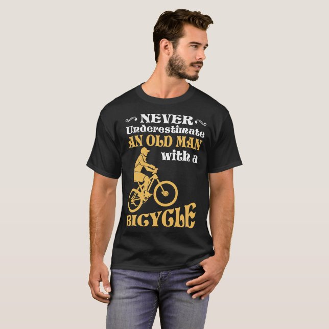 Camiseta Nunca subestime a un viejo hombre con una (Anverso completo)