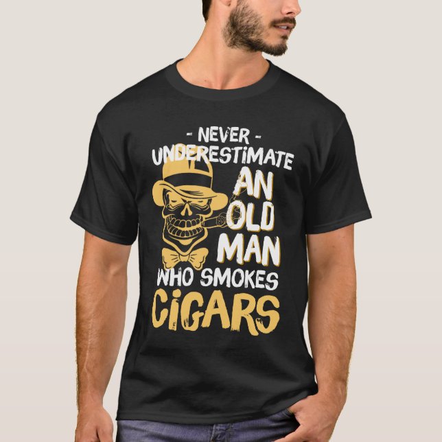 Camiseta Nunca subestime al viejo fumador de cigarros (Anverso)