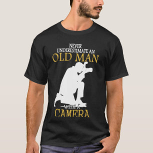 Camiseta Nunca subestime al viejo hombre con la cámara