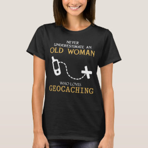 Camiseta Nunca subestimen a la anciana que ama la geocaliza