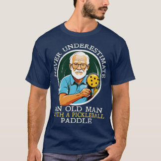 Camiseta Nunca subestimen a un anciano con una pelota