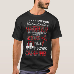 Camiseta Nunca subestimen a una mujer que está cubierta por