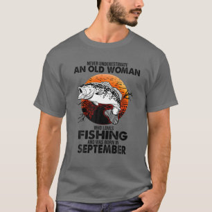Camiseta Nunca subestimes a la anciana que ama la pesca de