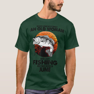 Camiseta Nunca subestimes a la anciana que ama la pesca que
