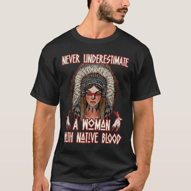 Camiseta Nunca Subestimes A La Mujer Con Sangre Nativa (Anverso)