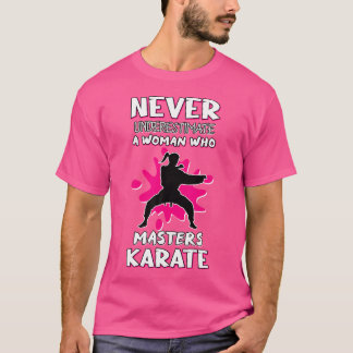 Camiseta Nunca subestimes a las mujeres que maestran en la 