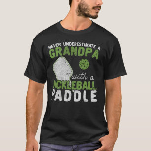 Camiseta Nunca subestimes a un abuelo con una pelota