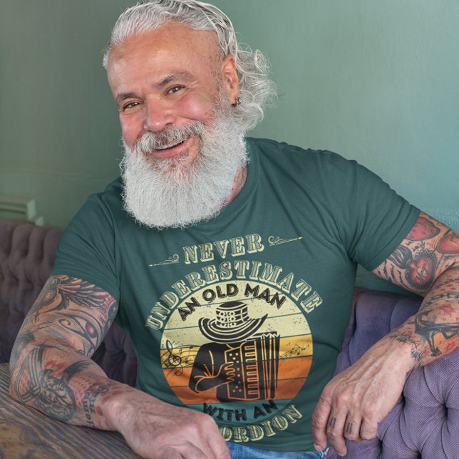 Camiseta Nunca subestimes a un anciano - Acordeón (Subido por el creador)