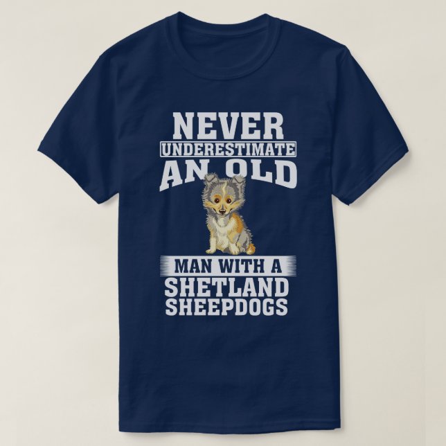 Camiseta Nunca subestimes a un anciano con ovejas de Shetla (Diseño del anverso)