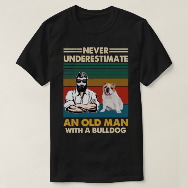 Camiseta Nunca subestimes a un anciano con un bulldog (Diseño del anverso)