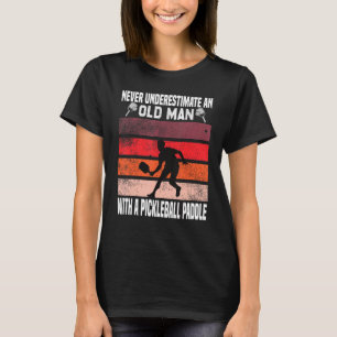 Camiseta Nunca subestimes a un anciano con un picnic