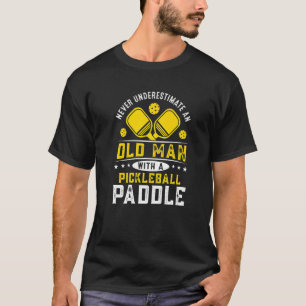 Camiseta Nunca subestimes a un anciano con un picnic
