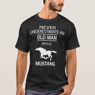 Camiseta Nunca subestimes a un anciano con una Mustang Clas
