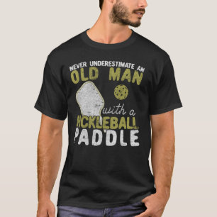 Camiseta Nunca subestimes a un anciano con una pelota de p