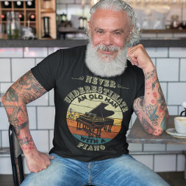 Camiseta Nunca subestimes a un anciano - Piano