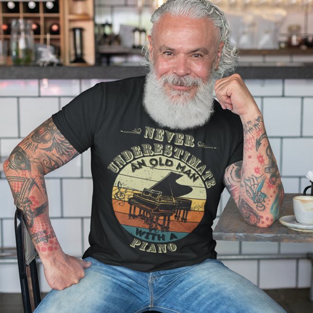 Camiseta Nunca subestimes a un anciano - Piano (Subido por el creador)
