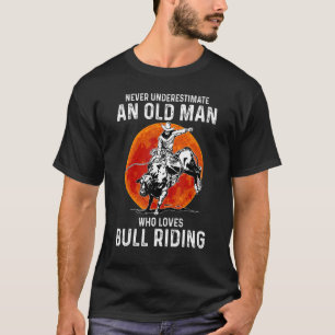 Camiseta Nunca subestimes a un anciano que ama a los toros