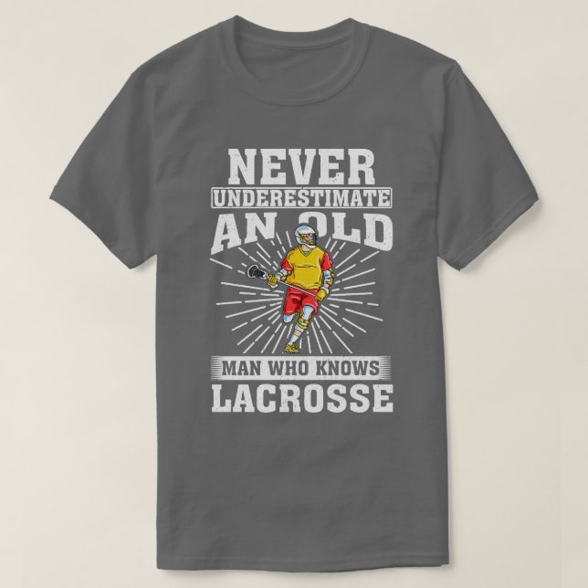 Camiseta Nunca subestimes a un anciano que conoce lacrosía (Diseño del anverso)