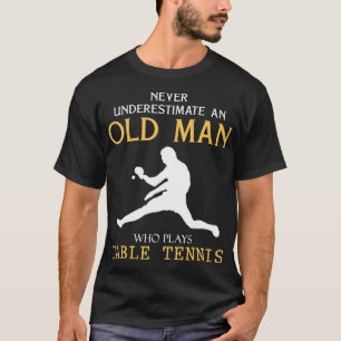 Camiseta Nunca subestimes a un anciano que juega a la mesa