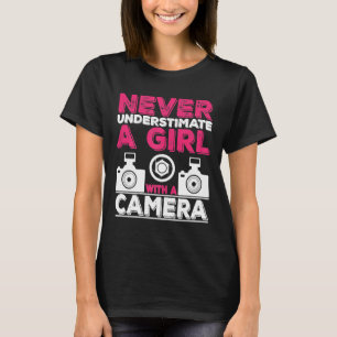 Camiseta Nunca Subestimes A Un Chica Con Un Chica De Cámara