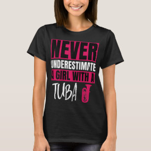 Camiseta Nunca Subestimes A Un Chica Con Un Diseño De Tuba 
