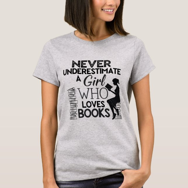 Camiseta Nunca Subestimes A Un Chica Que Ama Los Libros Pro (Anverso)