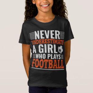 Camiseta Nunca Subestimes A Un Chica Que Juega Fútbol 1.pn