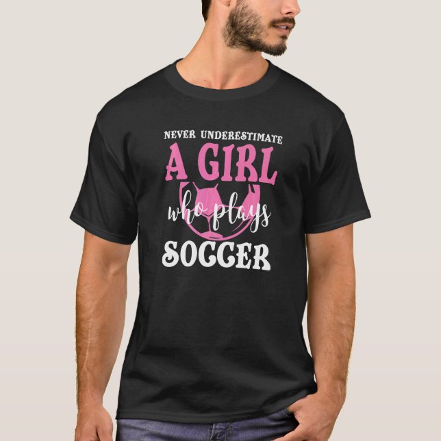Camiseta Nunca Subestimes A Un Chica Que Juega Guay De Fútb (Anverso)