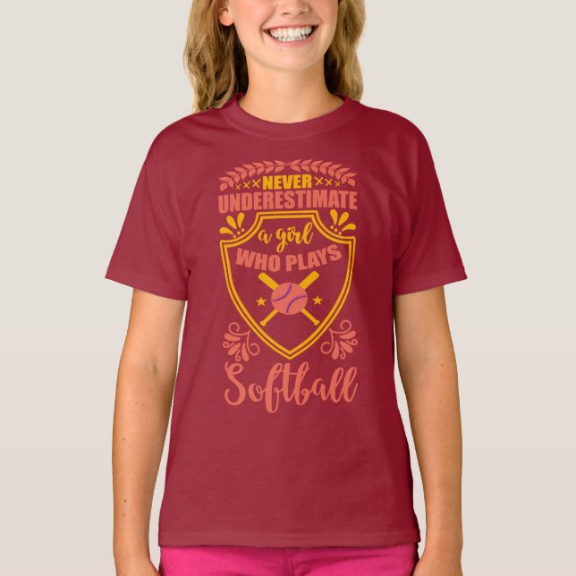 Camiseta Nunca Subestimes A Un Chica Que Juega Softball (Anverso)
